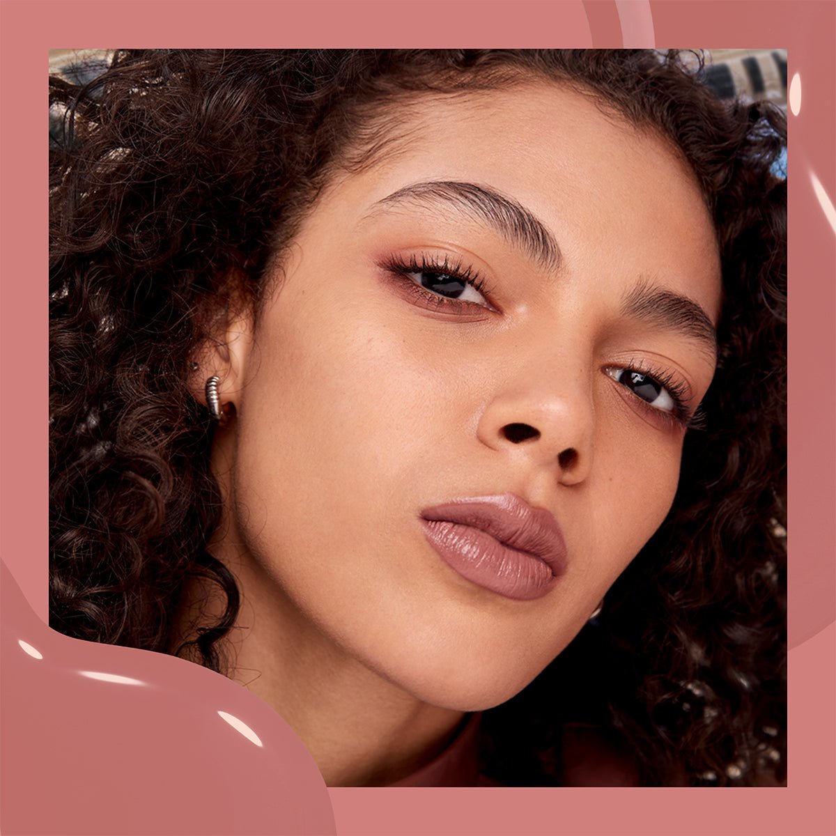 Maybelline New York Super Stay Vinyl Ink Uzun Süre Kalıcı Likit Parlak Ruj 130 Extra - Melori